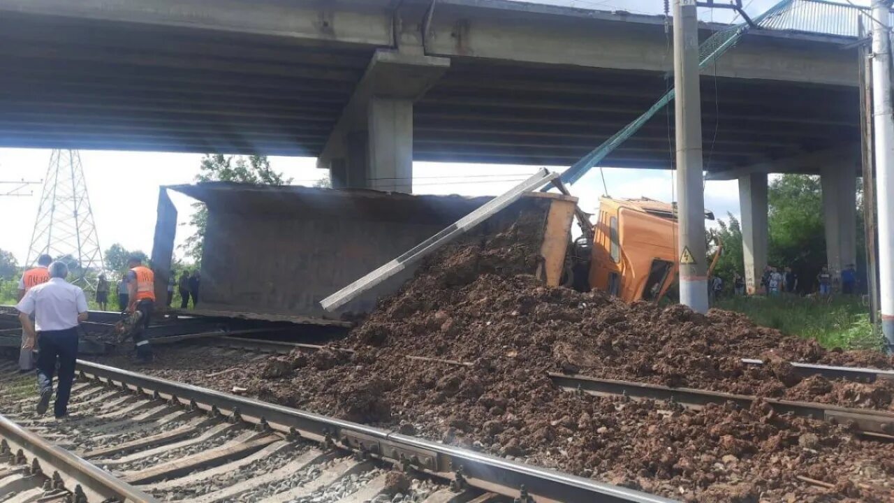 Остановлено движение поездов. Мост упал на железную дорогу. Упал с моста на ЖД пути. ЖД мост упал. Катастрофа мост.