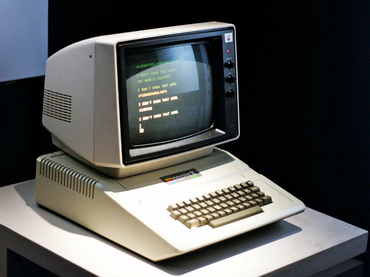 Старый apple. Apple ii 1977. эппл 2 компьютер. apple macintosh 2. apple 2 компьютер 1977.