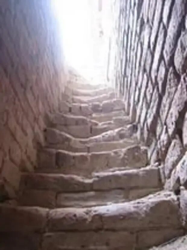 Лестница эшера лабиринт. Длинная лестница вниз. Ступеньки вверх или вниз. Куда ведут лестницы. Куда ведут лестницы.