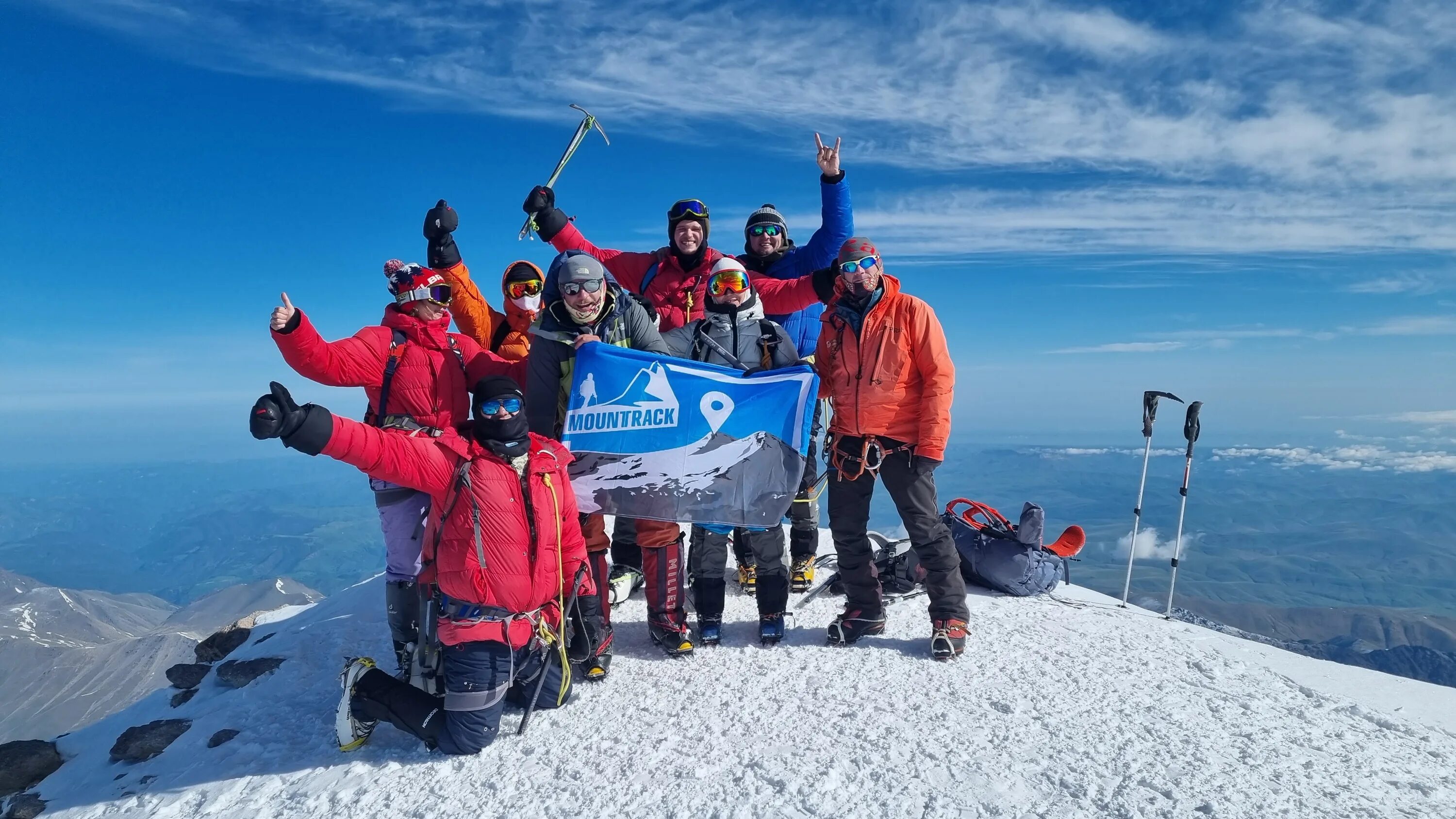 Эльбрус с детьми. Вершина Эльбруса 5642. Восхождение на вершину Эльбруса. Эльбрус гора восхождение. Эльбрус восхождение 2021 группа.