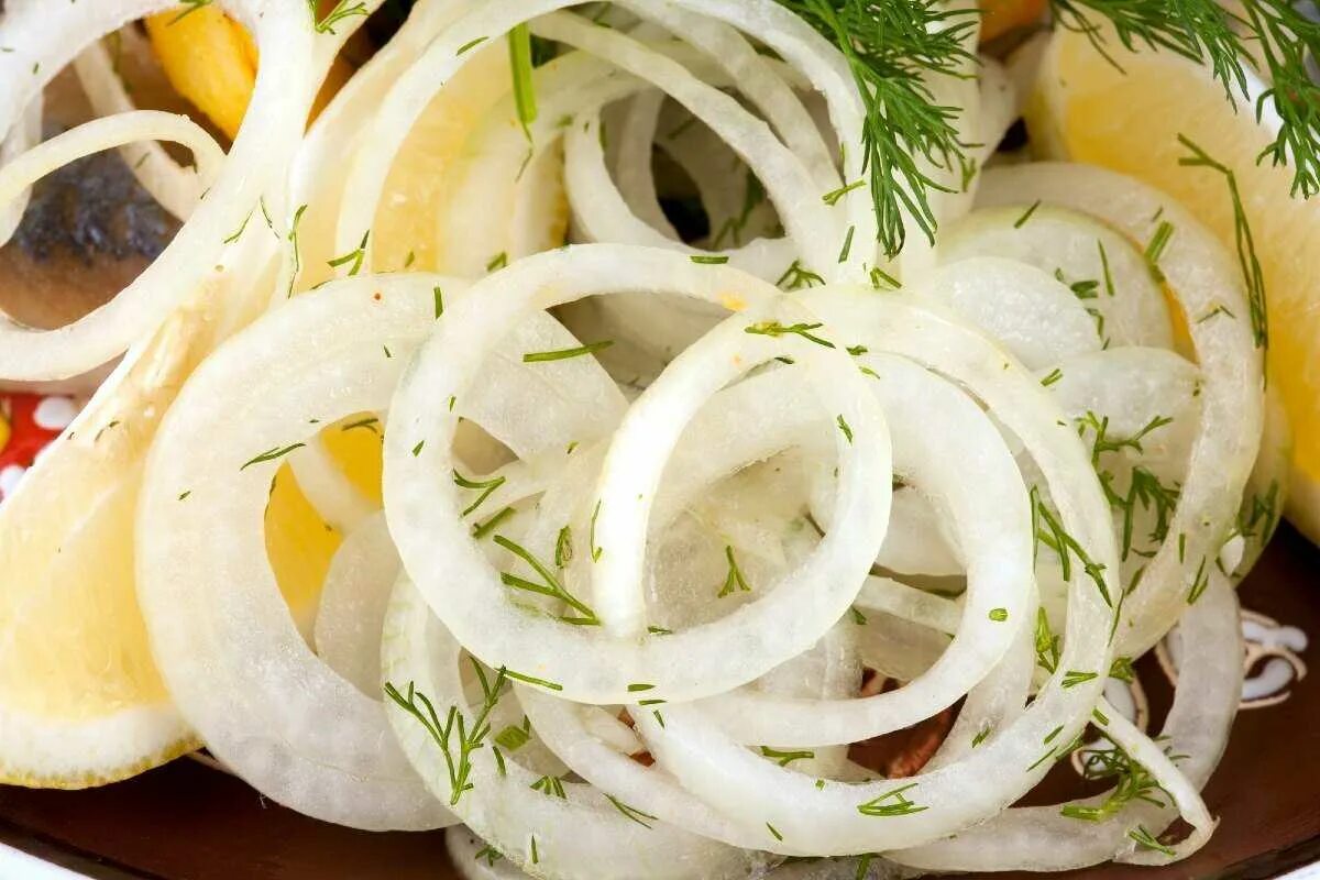 Маринованный лук. Лук кольцами. Лук маринованный кольцами. Маринованный лук к шашлыку