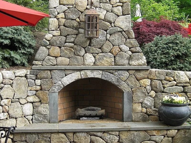 Отделка барбекю камнем. Уличный мангал из камня. Уличный камин барбекю. Мангал из камня. Плитняк зона барбекю.