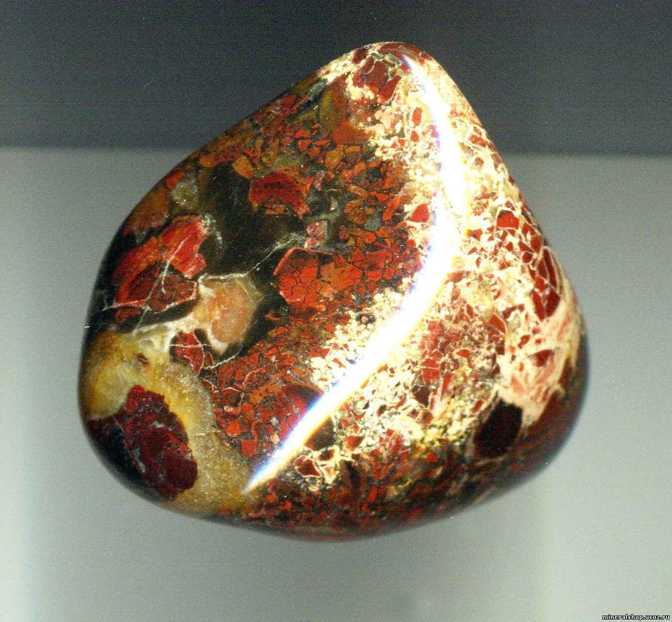 Нункирхенская яшма. Яшма гелиотроп. Уральские самоцветы яшма. Яшма самоцвет. Красная яшма камень.