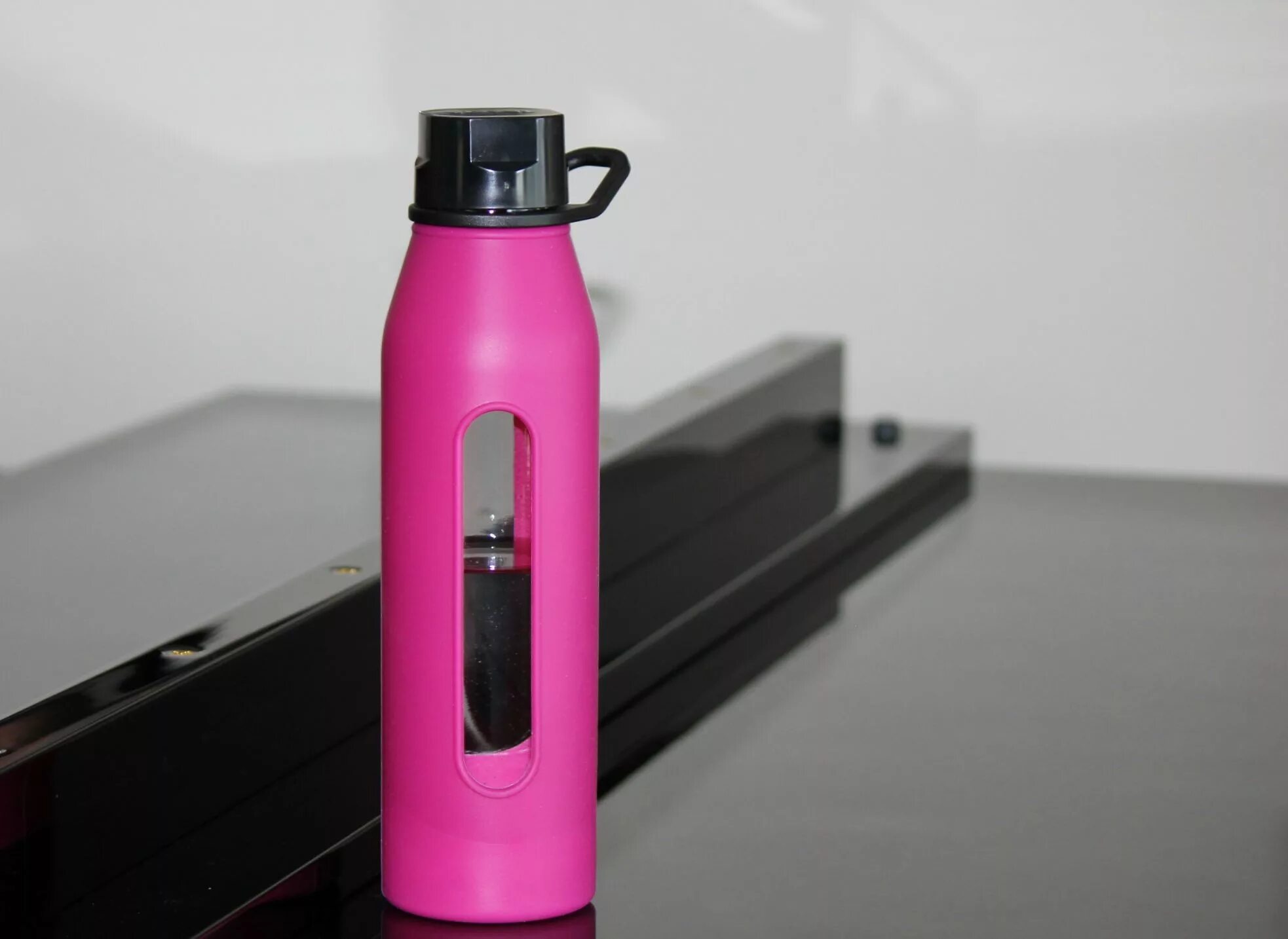 Розовая бутылка для воды. Ярко розовая бутылка для воды. Бутылка с розовой жидкостью. Бутылка для воды сигг.