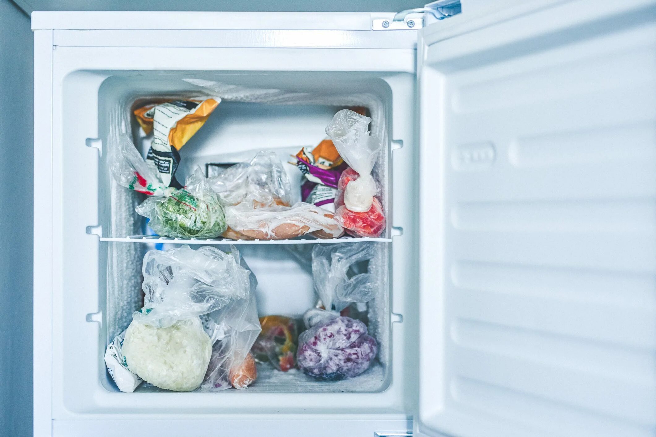 Холодильник морозильник. Морозильная камера Art-afb300. Морозильная камера с продуктами. Морозильная камера изнутри. Морозильная камера открытая с продуктами.
