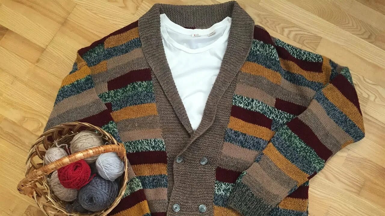 Кардиган спицами из остатков. Жакет из разноцветной пряжи. Кардиган из остатков пряжи. Безрукавка из разноцветной пряжи. Вязаные кардиганы трехцветные.