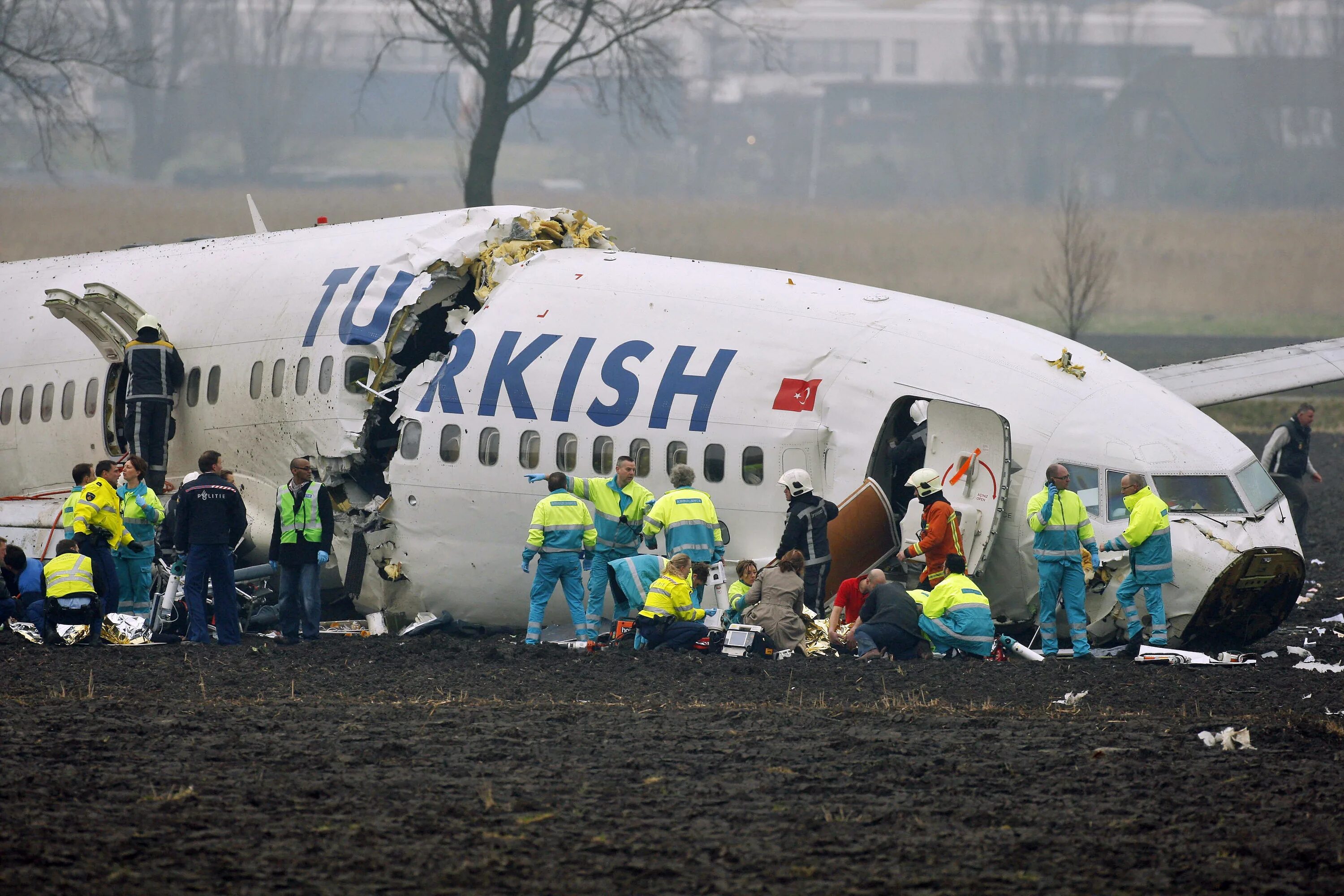 Сколько падали самолеты. Боинг 737 Turkish Airlines катастрофа. Боинг 737 турецкие авиалинии авиакатастрофы.