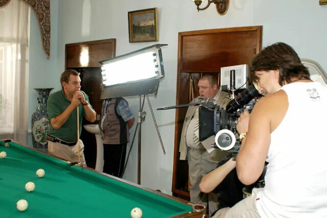 видеосъемка выборов. съемки день выборов 2007. фотосессия для фотографа. красивые режиссеры. человек фотографирует.