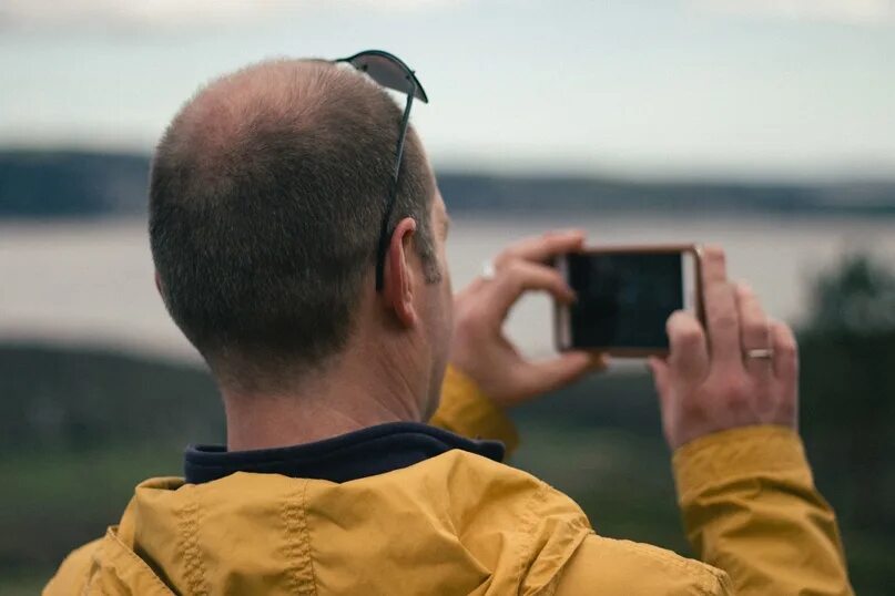 Как называется человек который фоткает. Мужчина фотографирует. человек фоткает. человек фотографирует на телефон. люди фотографируются.