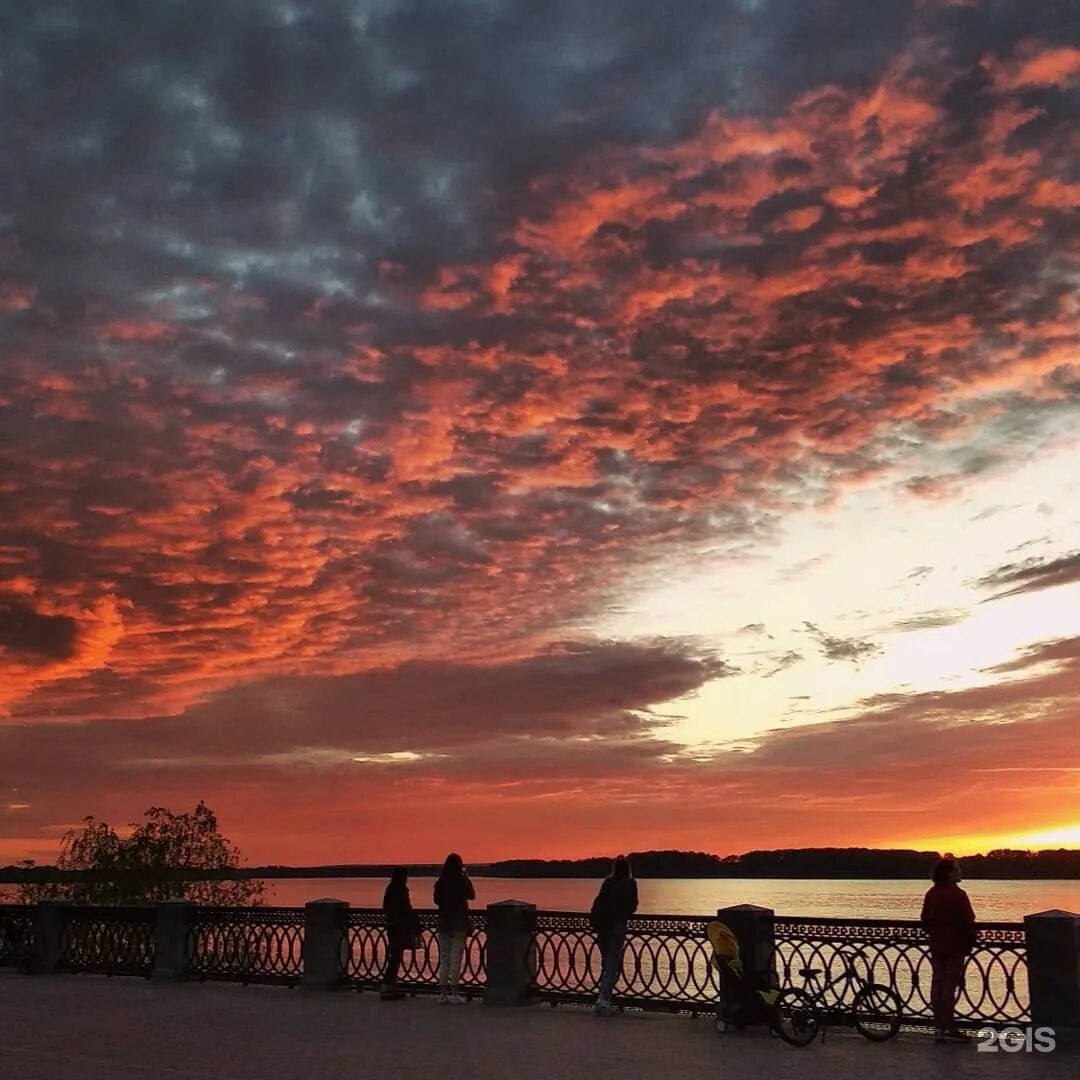 Закат на волге. Закат на волге. Закат на волге вид со стрелки ярославль. Закат над волгой саратов. Закат на краю.