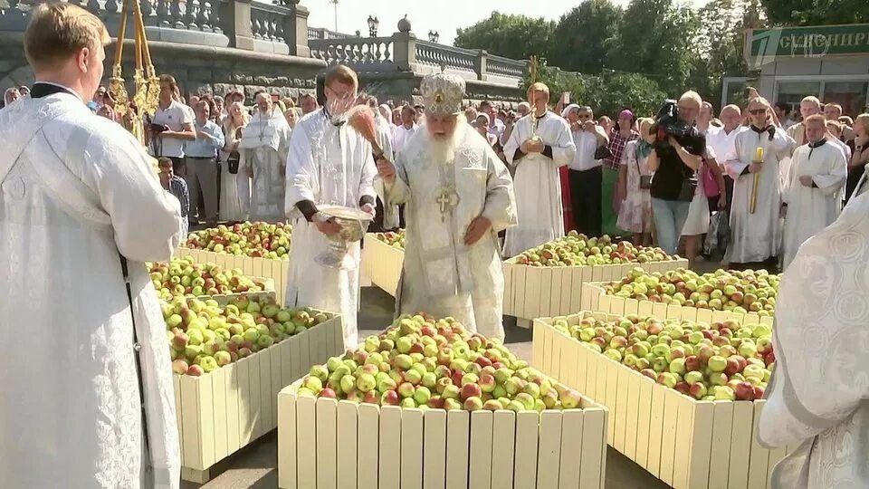 Когда освящают яблоки в церкви. Яблоки в храме. освещение яблок в церкви. яблочный спас в католическом храме. группа яблочный спас.