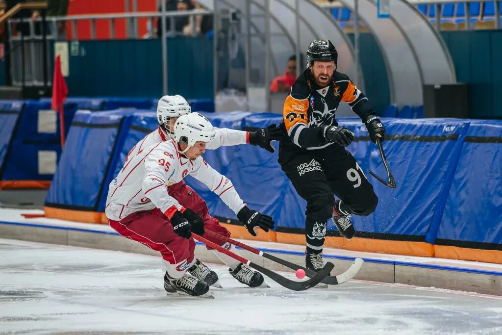 чемпионат европы по хоккею с мячом. хк с мячом волга ульяновск кузбасс. бенди хоккей с мячом. кузбасс волга хоккей. кузбасс волга хоккей.