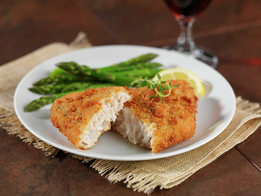Рыбные котлеты с рисом. Шницель куриный в сухарях. Рыба минтай жареная. Рыба панированная в сухарях. Треска в сухарях.