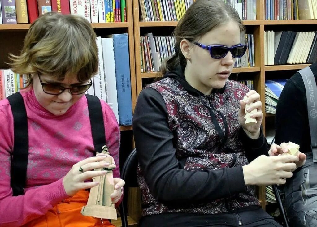 Инвалид с собакой поводырем. Социальная реабилитация детей инвалидов. "социально-трудовая реабилитация инвалидов по зрению". Лица с ограниченными возможностями по зрению. Лица с ограниченными возможностями по зрению.