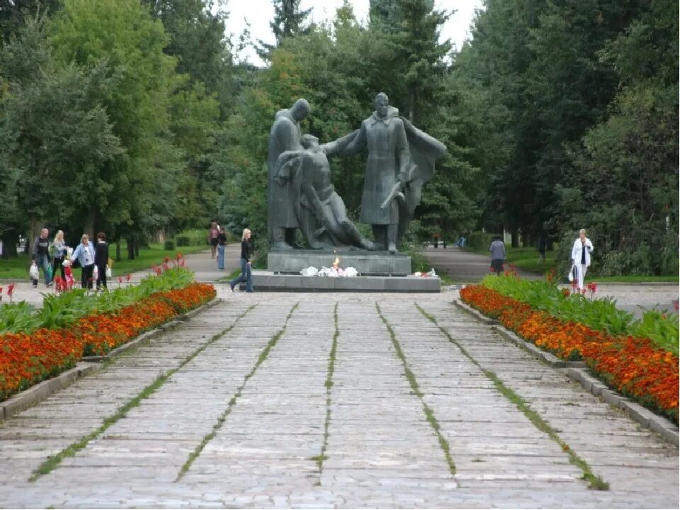 Где купить новомосковск. Монумент вечной славы Новомосковск. Памятники Новомосковска Тульской области. Памятник трем солдатам Новомосковск. Г.Новомосковск Тульская область, достопримечательности города.