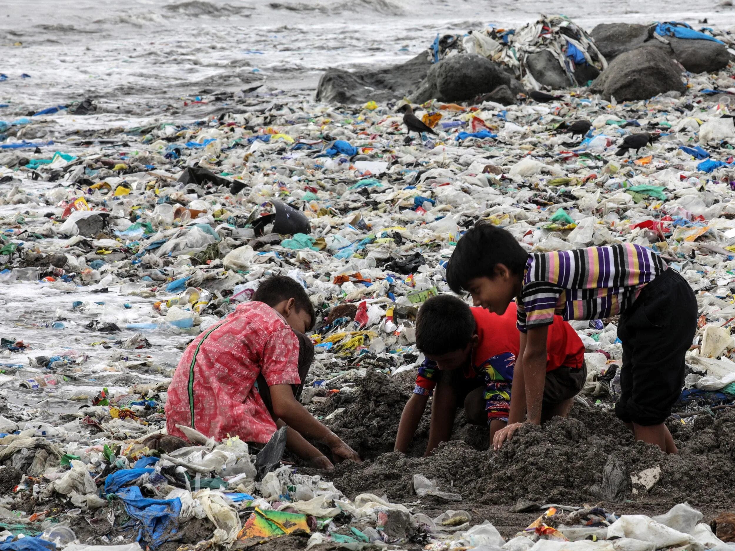 A lot of pollution. Город в пластиковом мусоре. Индия пластик. Человек загрязняет природу. Загрязнение мусором.