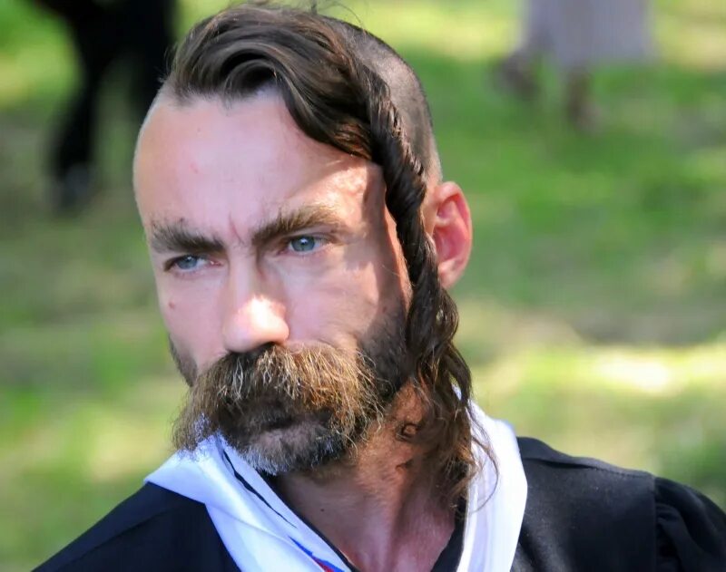 Казак с серьгой в ухе. Оселедец тарас бульба. Чубы носили. Чуб у казаков. Казак с бородой.