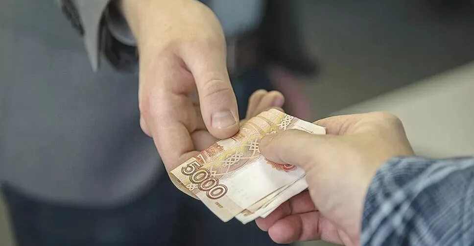 Денежное вознаграждение. Просит денег. Дает деньги. Мужчина с деньгами рубли. Передача денег картинка.