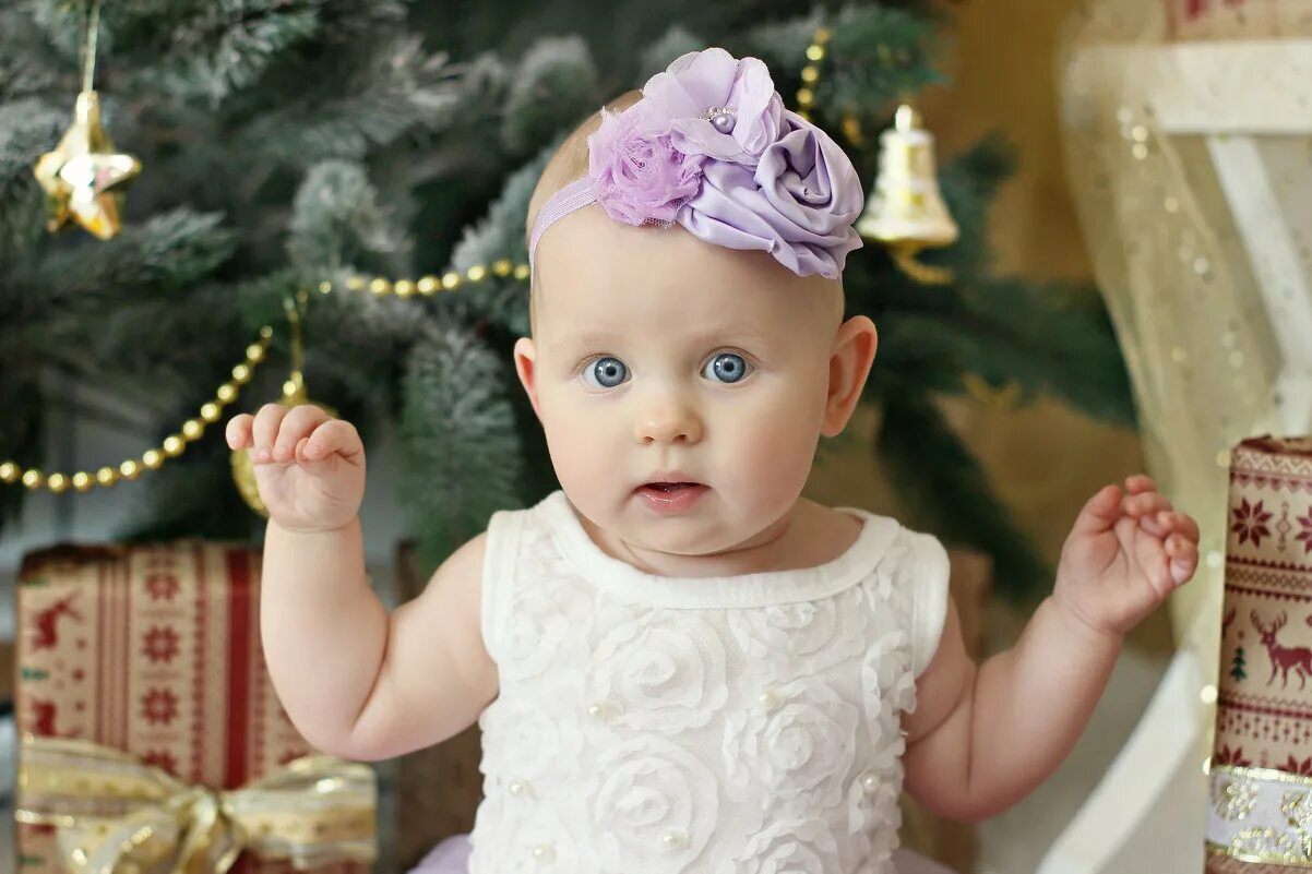 новогодняя фотосессия с месячным ребенком. рождественский дочке. первый новый год дочери. новогодняя фотосессия с двойняшками. дети под елкой с подарками.