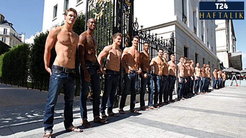 Аберкромби Париж. Abercrombie Fitch Paris. Группа парней с открытым торсом.