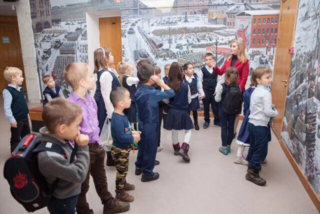 Музеи для начальной школы. Школьники в музее. Экскурсия в музей для школьников. Экскурсии для школьников. Младшие школьники в музее.