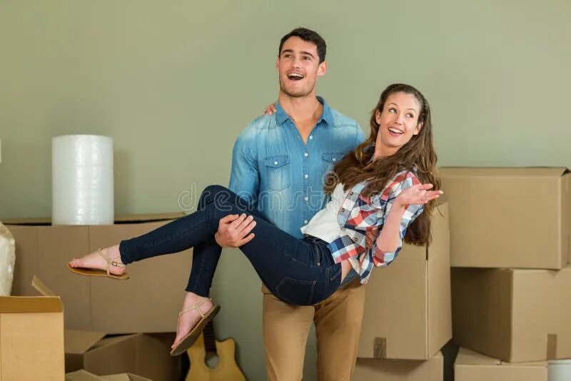 Girl carry man. Carries девушка. Carrying girl. Девушка обнимает мяч. Man carrying woman.