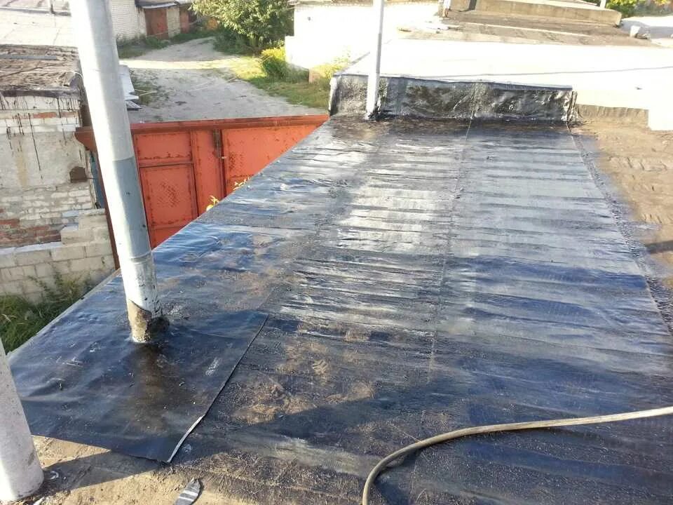 Покрыть гараж. Настил на крышу гаража. покрытие крыши гаража. кровля бетонного гаража. кровля крыши гаража рубероидом.