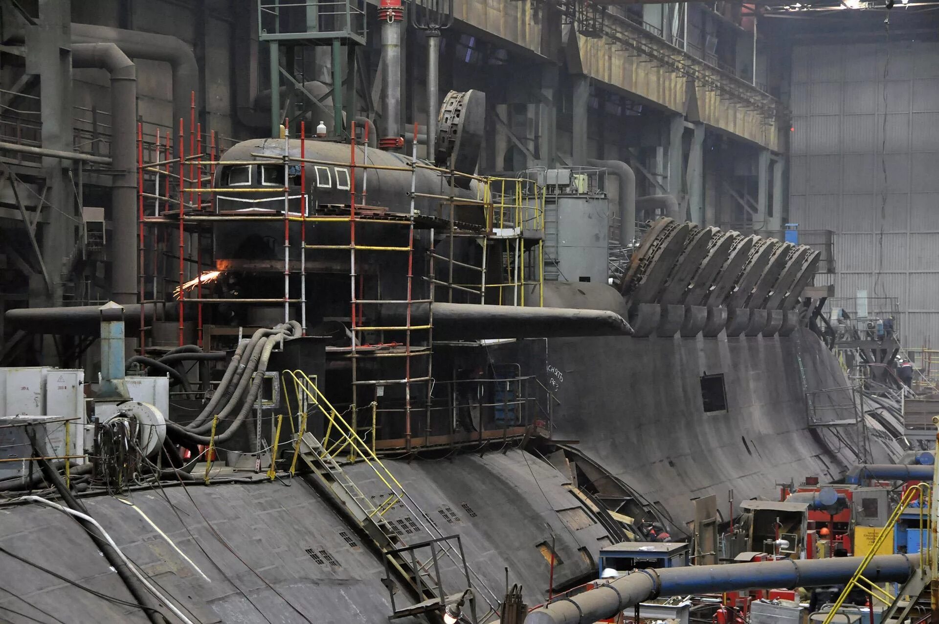 Северодвинск завод подводных лодок севмаш. Подводные лодки проекта 885м ясень-м. Северодвинск атомные подводные лодки завод. Рпксн князь владимир пр 955а. Северодвинск завод подводных лодок севмаш.