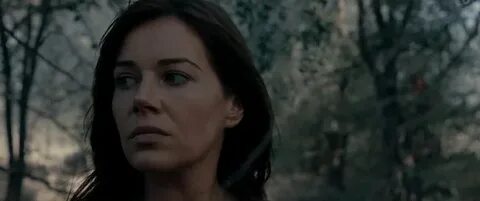 Birodar qolini silkitardi va uning singlisi va onasi uni korib yordam berishdi