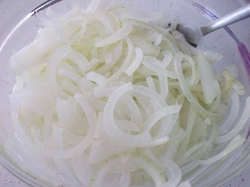 Маринованный лук в уксусе. Маринованные лук. Замаринуйте лук полукольцами. Репчатый лук маринованный в уксусе. Нарезанный лук.