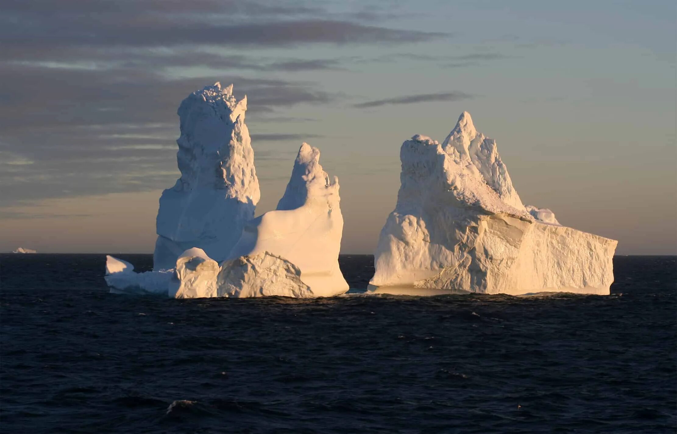 Антарктида Айсберг Титаник корабль. Пирамидные айсберги. Айсберги в Атлантическом океане. Причудливые айсберги.