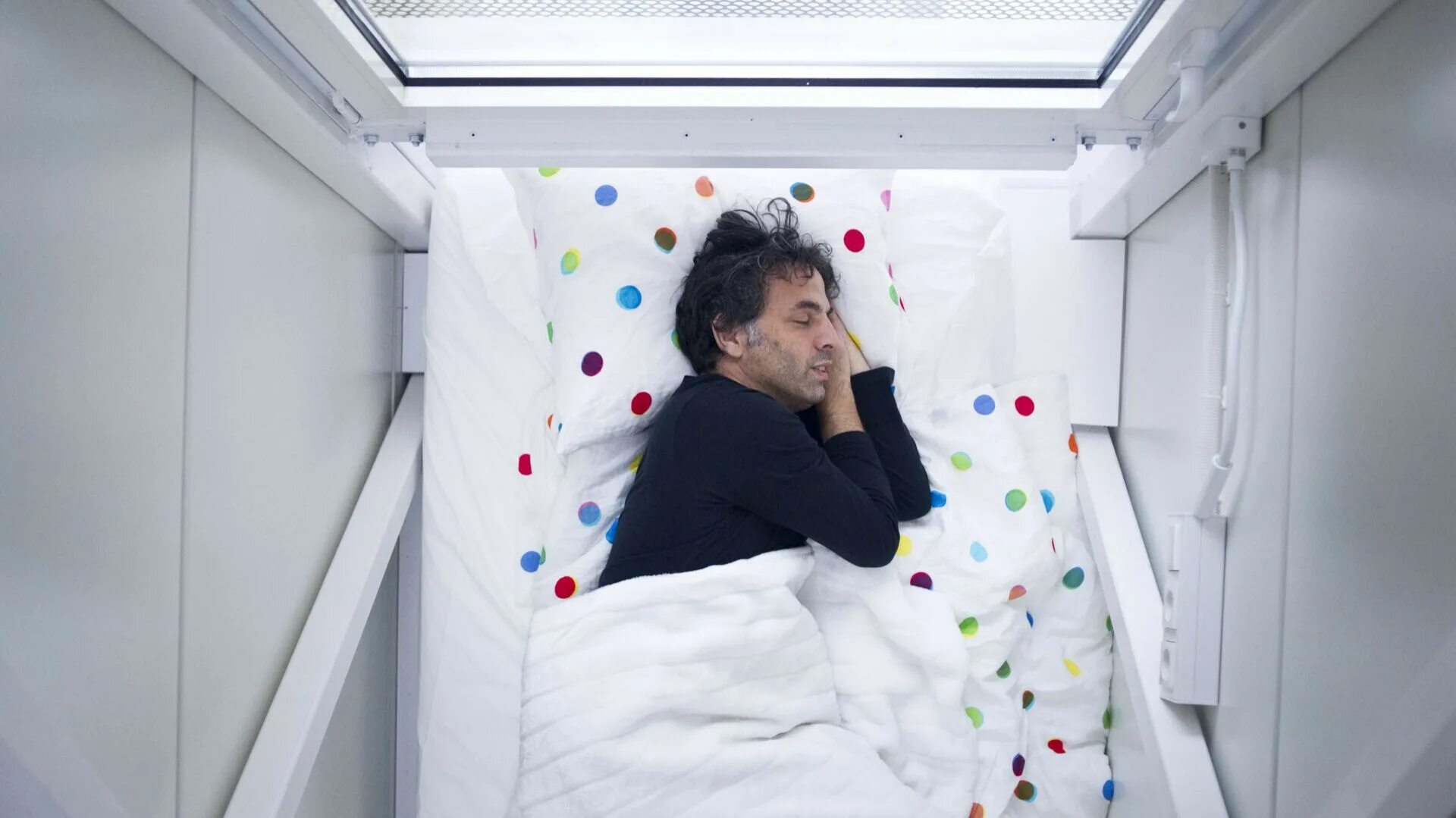 24 часа в самом узком доме. Логотип 24 часа. Самый узкий дом в мире. 24 часа пиктограмма. Самый узкий дом.