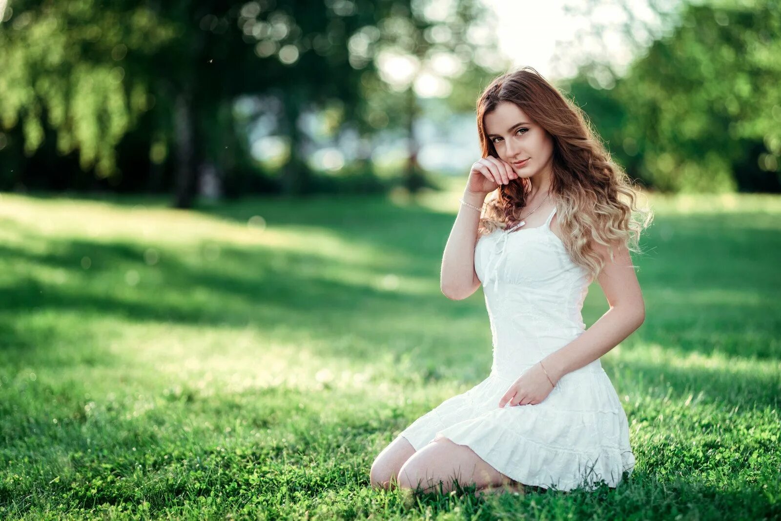 Белое платье. Monika jaros в платье. Мелисса беноист. Фотосессия в пшенице в белом платье. Девушка в белом слушать.