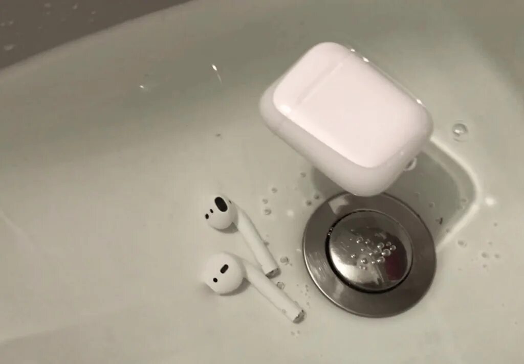 AIRPODS В воде. AIRPODS утопил. AIRPODS наушник упал в воду. Сломанные наушники AIRPODS. Беспроводной наушник упал в воду