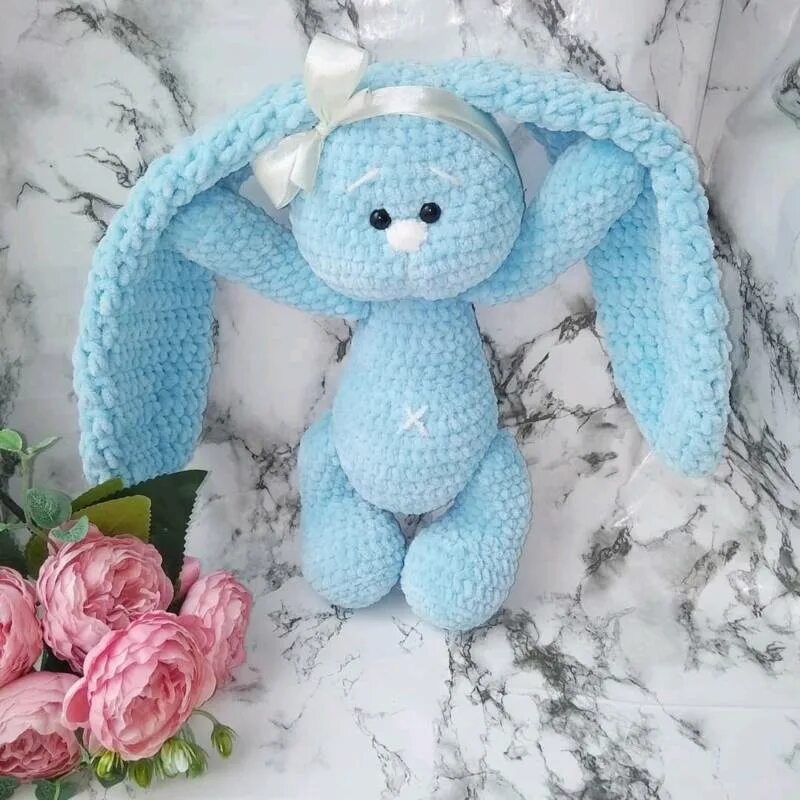 Кукла из плюшевой пряжи крючком. Вязаный плюшевый Зайка. Зайка крючком из плюшевой пряжи. Вязаный заяц с длинными ушами. Вязаный Зайка с длинными ушами.