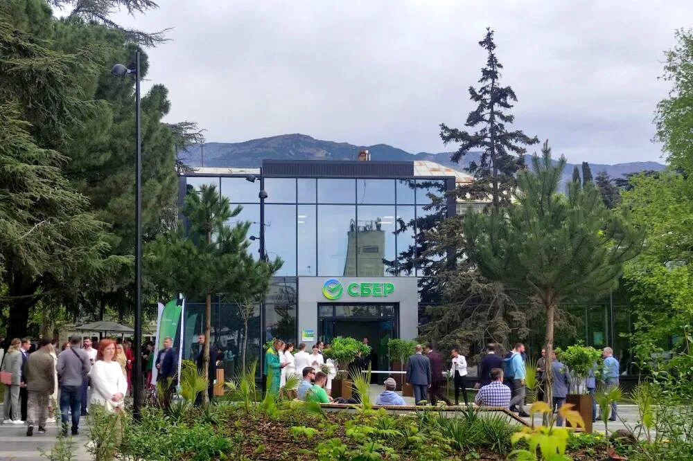 Сбербанк в ялте. Отделение сбера в крыму. Офис сбербанка в крыму. Отделение сбера в крыму. Открытие сбербанка в крыму.