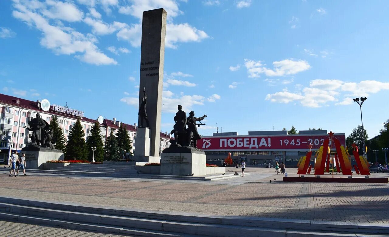 Пл брянск. Памятник на площади Партизан в Брянске. Вечный огонь Брянск площадь Партизан. Калитва площадь Партизан Брянск. Площадь Партизан Брянск 90.