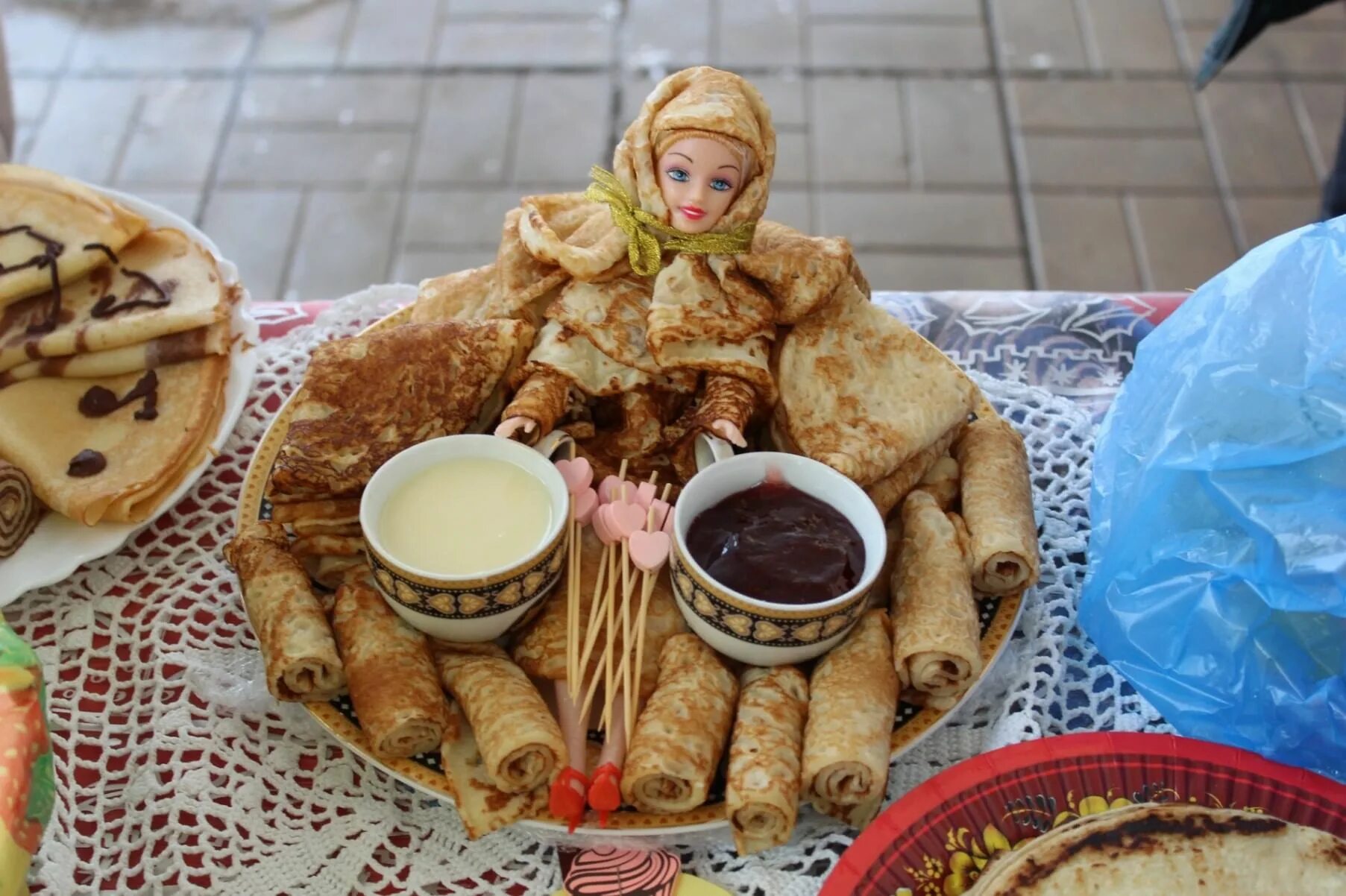 Блины на масленицу фото домашнее. Угощение блинами на Масленицу. Украшение блинов на Масленицу. Масленичные гуляния блины. Блинные угощения на Масленицу.