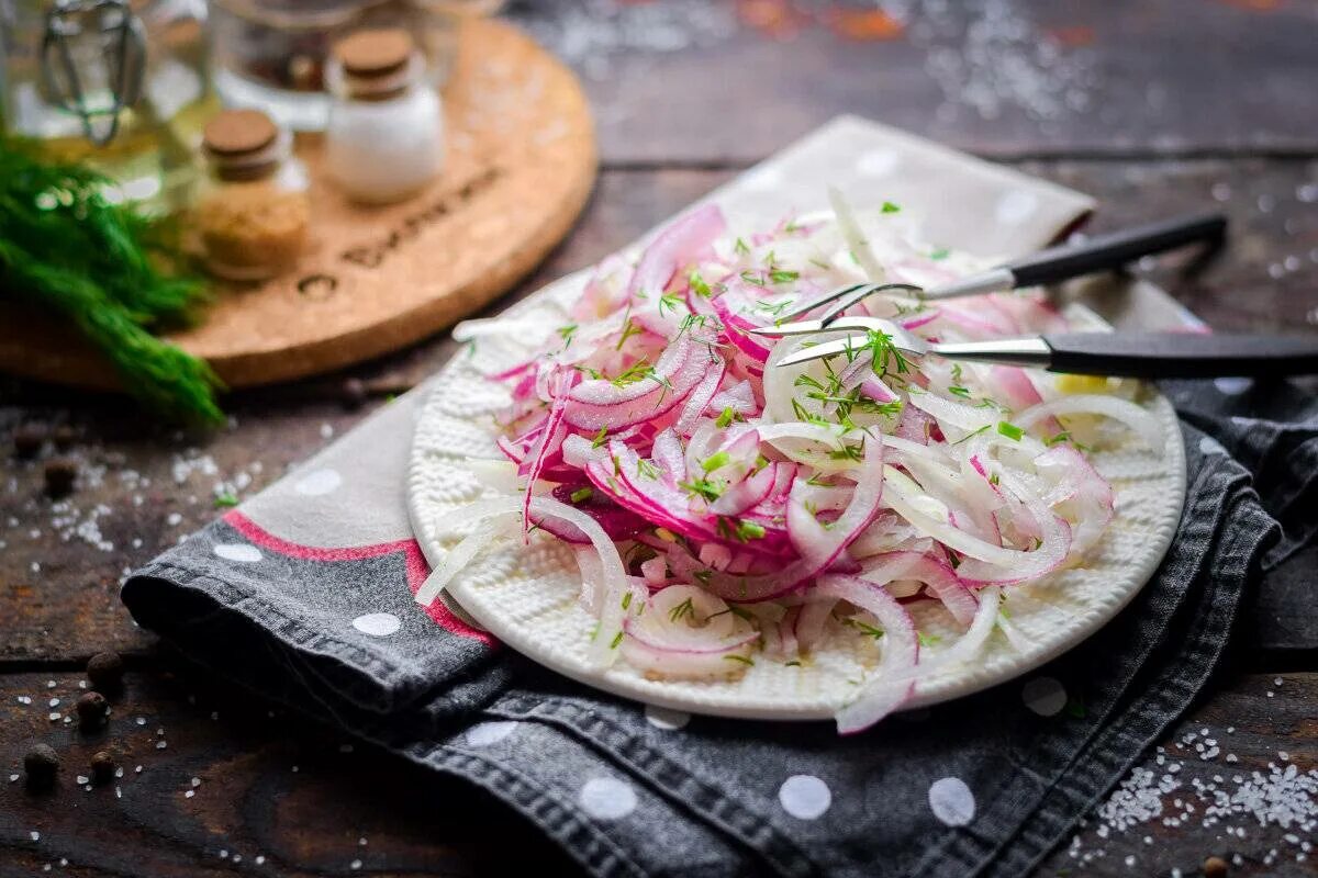 Как замариновать лук быстро и вкусно. Маринованный лук. шашлык с луком. маринонаы дук к шашлыку. маринованный лук к шашлыку.