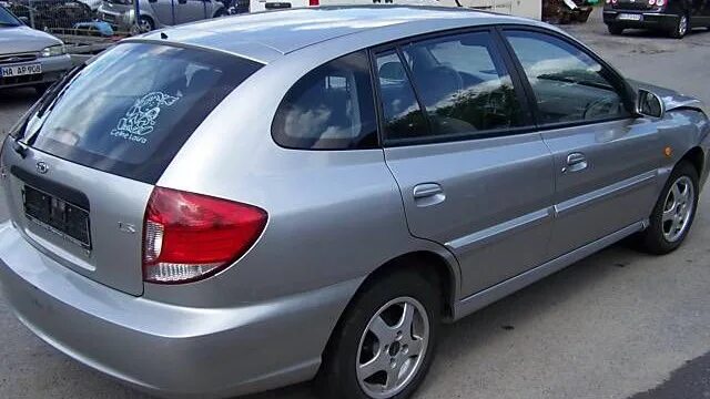 Купить б/у Kia Rio I Рестайлинг 1.5 AT (97 л.с.) бензин автомат в Москве: бежевы