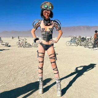 20 экстремально-потрясных нарядов участников эпичного фестиваля Burning Man '22,