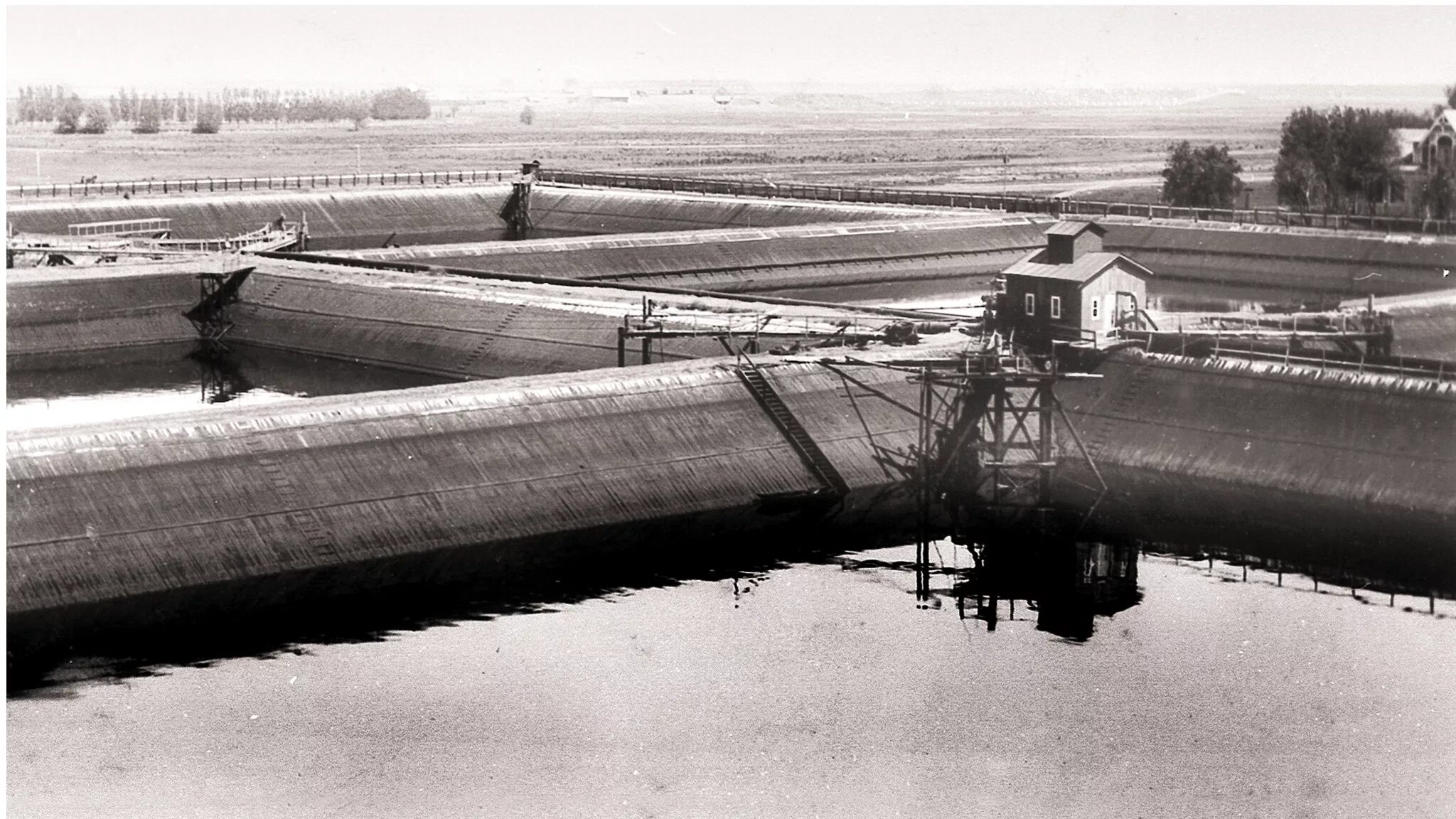 Какой нефтепровод был построен в 1960 е. Первый нефтепровод Шухова. Балаханы нефтепровод Шухов. 1878 Нефтепровод. Нефтепровод Балаханы чёрный город.