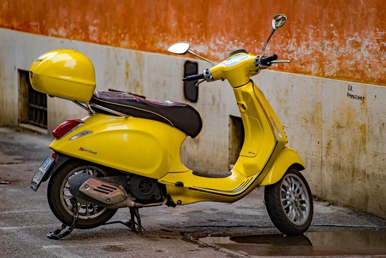 Желтый скутер Веспа. Скутер мопед жёлтый. Желтый ретро мопед. Vespa мопед желтый. Желтый мопед