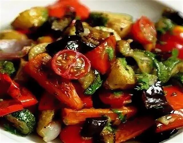 Запеченные овощи с соевым соусом. Салат из печеных овощей в духовке. Салат из печеных овощей на мангале. Салат из печеных овощей название. Овощи для салата в духовке.