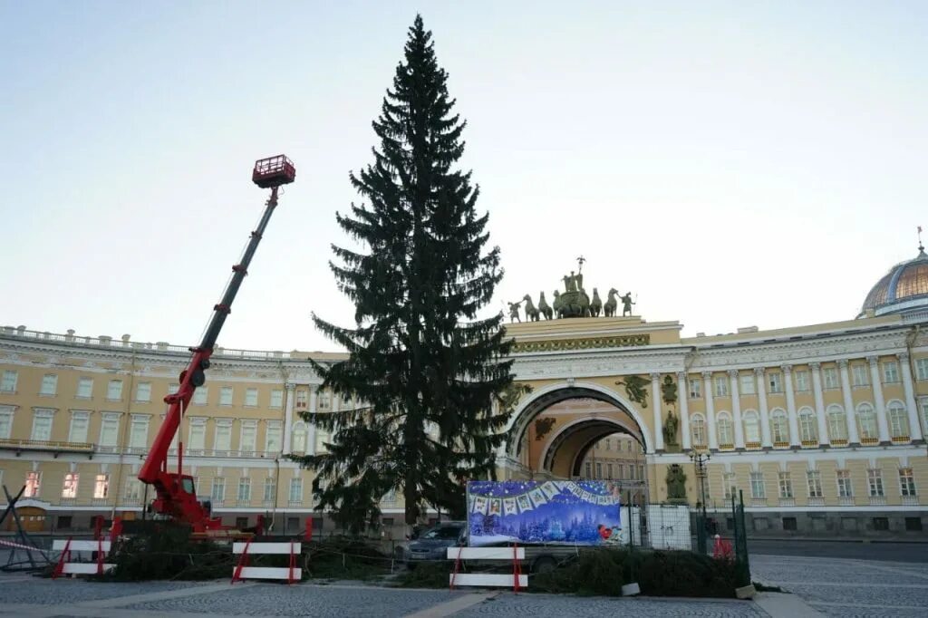 Спб елка на дворцовой 2022. Дворцовая площадь елка. Дворцовая площадь новый год. Елка на дворцовой 2021 в санкт петербурге. Елка на дворцовой площади 2021.