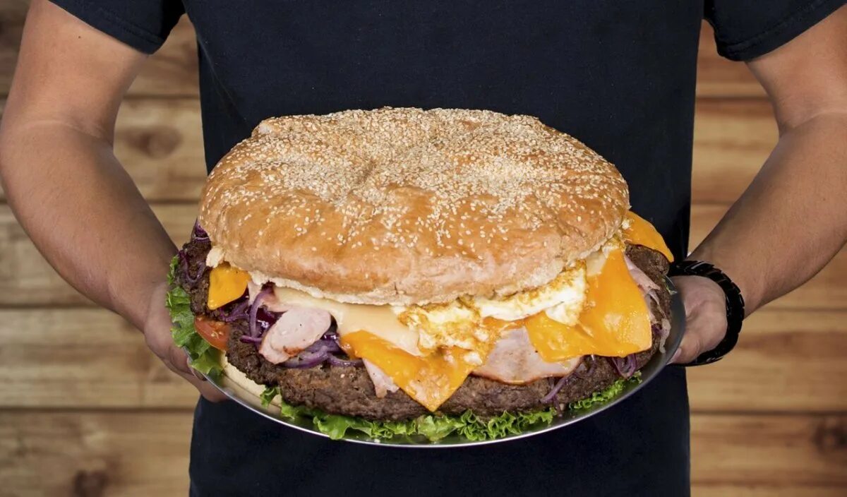 Большой бургер. Огромный гамбургер. Самый большой бургер. Самый вкусный бургер. Самые большие питания