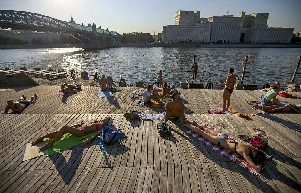 Городской пляж города орла. Алушта крым пляж. Центральный городской пляж геленджика. Где пляж в городе. Пляж маяк адлер.