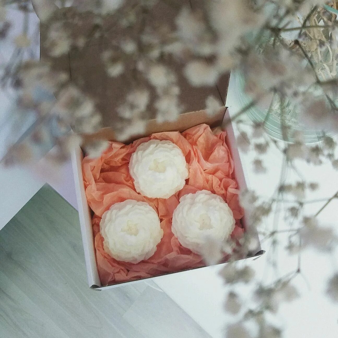 Свеча пион из воска. Свеча пион. Свеча пион из воска. Свеча пион. Букеты из пластичного шоколада.