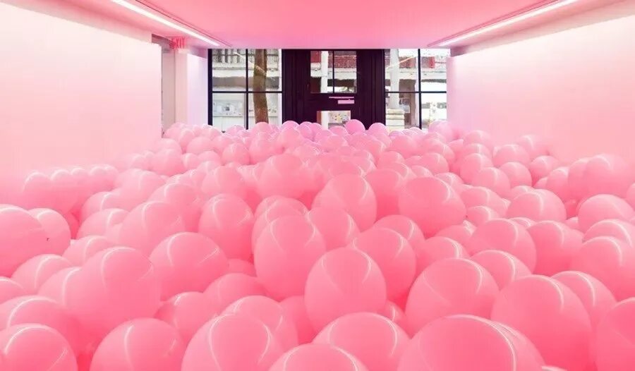 Шары на полу. Розовые шарики. Розовые шарики воздушные. Комната с воздушными шарами. Фон с воздушными шарами.