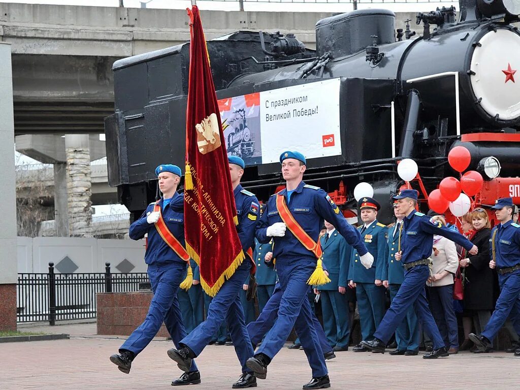 Остановись победа. Эшелон Победы Челябинск. Военный поезд. Ретро поезд Челябинск. Военные на вокзале.